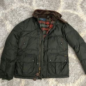 Ralph Lauren-dark green men’s coat . Tons of pockets . Nice and cozy ! Size S